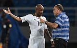 Ghana's midfielder Andre Ayew (L) speaks to coach Avram Grant during the 2015 African Cup of Nations final soccer match between Ivory Coast and Ghana in Bata on February 8, 2015. (AFP/CARL DE SOUZA)
