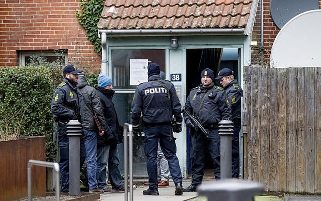 Danish police search an apartment in Mjoelnerparken at Norrebro on February 15, 2015. (AFP/SCANPIX DENMARK/Bax Lindhardt)