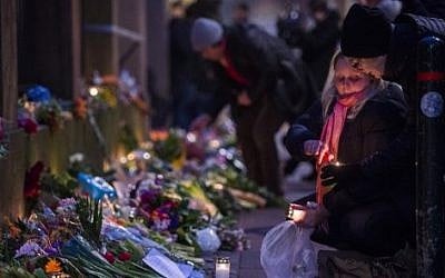 Well-wishers bring flowers and light candles outside the main synagogue in Copenhagen in honor of shooting victims killed by a gunman, Denmark, February 15, 2015. (photo credit: /ODD ANDERSEN)