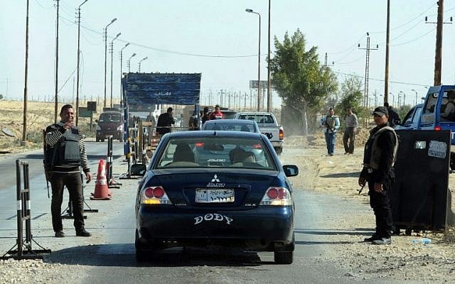 Illustrative: Egyptian police inspect cars at a checkpoint in North Sinai on January 31, 2015. (photo credit: AFP PHOTO / STR) Illustrative: Egyptian police inspect cars at a checkpoint in North Sinai on January 31, 2015. (photo credit: AFP PHOTO / STR)
