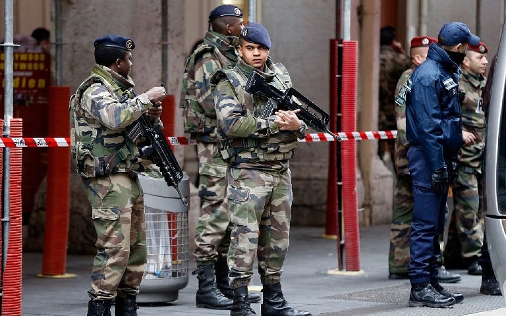 File: Soldiers stand guard outside the Jewish Community Center in Nice, France, February 3, 2015. (AFP Photo/Valery Hache)