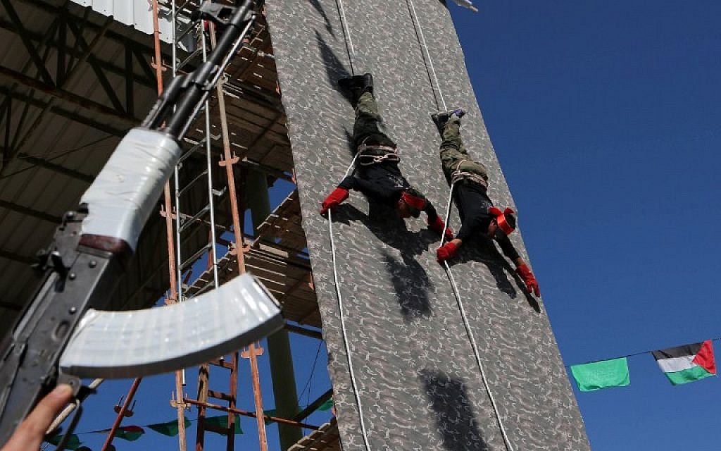 Palestinian youth show their skills during a graduation ceremony for a training camp run by the Hamas movement on January 29, 2015 in Khan Yunis, in the southern Gaza Strip. (AFP photo/Said Khatib)