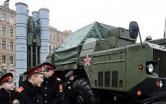 Cadets close to a Russian surface-to-air S-300 missile system during a military exhibition Saint Petersburg, February 20, 2015. (AFP/OLGA MALTSEVA)