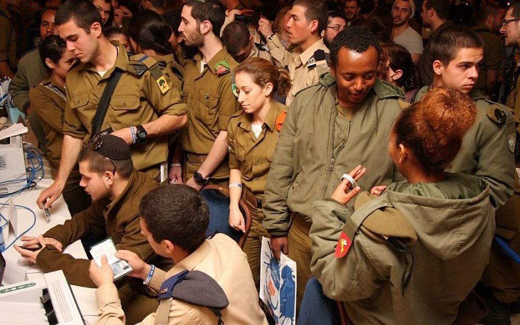 Lone soldiers get help dealing with government bureaucracy at an event sponsored by Nefesh B'Nefesh, Friends of the IDF and Israeli government ministries in 2015. (Courtesy Yonit Schiller/Nefesh B'Nefesh)