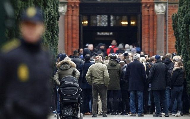Mourners crowd on February 18, 2015 at a cemetery in Copenhagen, Denmark, where a Jewish victim of the February 15, 2015 attacks is to be buried. (photo credit: AFP PHOTO / SCANPIX DENMARK / BAX LINDHARDT)
