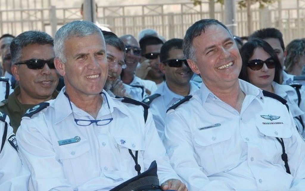 Deputy Commissioner Hagai Dotan (L) with Chief of Police Yohanan Danino, on May 17, 2011. (photo credit Miriam Alster/FLASH90)