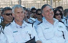 Deputy Commissioner Hagai Dotan (L) with Chief of Police Yohanan Danino, on May 17, 2011. (photo credit Miriam Alster/FLASH90)