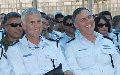 Deputy Commissioner Hagai Dotan (L) with Chief of Police Yohanan Danino, on May 17, 2011. (photo credit Miriam Alster/FLASH90)