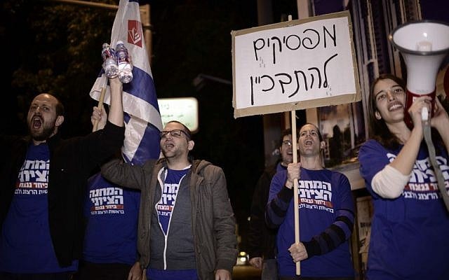 Supporters of the Zionist Union party protest against Prime Minister Benjamin Netanyahu over reports alleging excessive spending by him and his wife, Sara, Tel Aviv, February 1, 2015 (photo credit: Tomer Neuberg/FLASH90) Supporters of the Zionist Union party protest against Prime Minister Benjamin Netanyahu over reports alleging excessive spending by him and his wife, Sara, Tel Aviv, February 1, 2015 (photo credit: Tomer Neuberg/FLASH90)