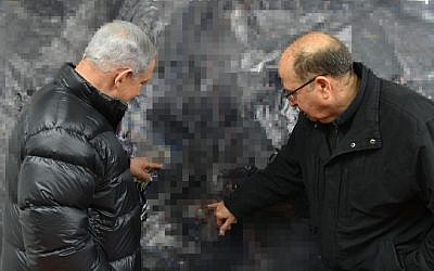 Prime Minister Benjamin Netanyahu and Defense Minister Moshe Ya'alon seen near Mount Hermon, northern Israel, overlooking the Israeli border with Syria. February 04, 2015. (photo credit: Ariel Hermoni/Ministry of Defense/FLASH90) 