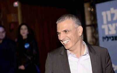 Moshe Kahlon at the launch event of his party's youth campaign at the Morphium Club in Tel Aviv, February 12, 2015. (Tomer Neuberg/Flash90)