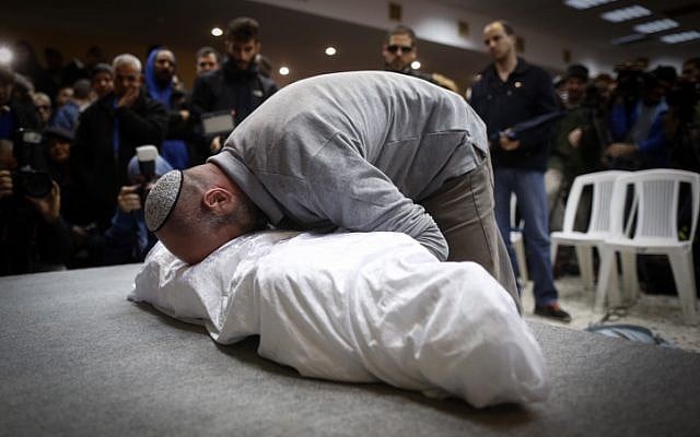 Rafi Bitton mourns at the funeral of his 4-year-old daughter Adele Bitton on February 18, 2015. (photo credit: Yonatan Sindel/FLASH90)