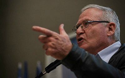 Amos Yadlin speaks at an IsraPresse event for the French-speaking community at the Menachem Begin Heritage Center, Jerusalem, February 22, 2015. (Hadas Parush/Flash90)
