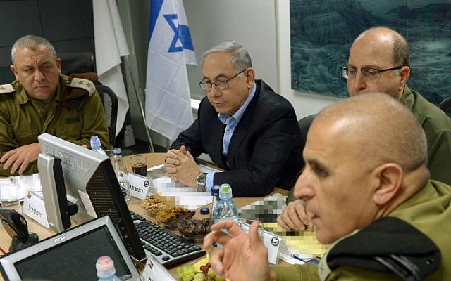 Israeli Prime Minister Benjamin Netanyahu (C), Israeli Minister of Defense Moshe Ya'alon (2R) and IDF chief of staff Gadi Eizenkot seen during a visit at the IDF Southern Command, on February 24, 2015. (Haim Zach/GPO) Israeli Prime Minister Benjamin Netanyahu (C), Israeli Minister of Defense Moshe Ya'alon (2R) and IDF chief of staff Gadi Eizenkot seen during a visit at the IDF Southern Command, on February 24, 2015. (Haim Zach/GPO)
