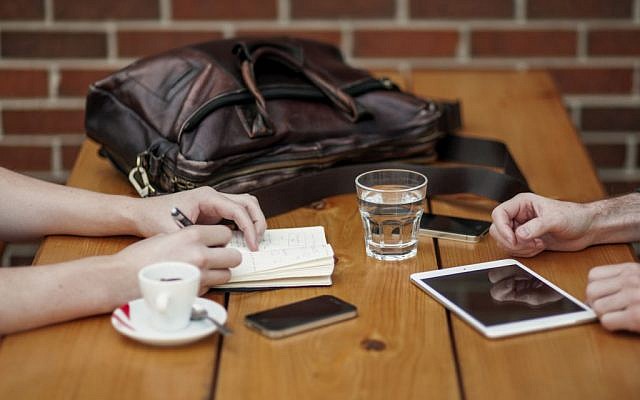 Setting a meeting (Photo credit: Pexels) Setting a meeting (Photo credit: Pexels)