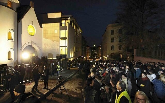 More than 1,000 people formed a 'ring of peace' around the Norwegian capital's synagogue, an initiative taken by young Muslims in Norway after a series of attacks against Jews in Europe, in Oslo, Saturday, February 21 2015. (photo credit: AP/Hakon Mosvold Larsen/NTB Scanpix) More than 1,000 people formed a 'ring of peace' around the Norwegian capital's synagogue, an initiative taken by young Muslims in Norway after a series of attacks against Jews in Europe, in Oslo, Saturday, February 21 2015. (photo credit: AP/Hakon Mosvold Larsen/NTB Scanpix)