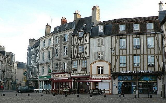A plaza in Poitiers, France (Photo credit: Public Domain/Wikimedia Commons) A plaza in Poitiers, France (Photo credit: Public Domain/Wikimedia Commons)