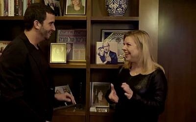 Sara Netanyahu and TV celebrity interior designer Moshik Galamin talk in the prime minister's residence, Jerusalem. On the shelf is a picture of the Netanyahus, gifted to them by Galamin.)