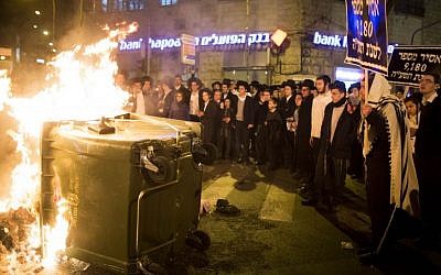 Ultra-Orthodox Jewish men protest the jailing of four yeshiva students who failed to comply with a recruitment order, in Jerusalem's Mea Shearim neighborhood on February 1, 2015. (Photo credit: Yonatan Sindel/Flash90)