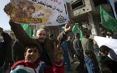 Palestinian children hold Hamas flags and posters during a rally in Beit Hanoun in the northern Gaza Strip on January 30, 2015. (AFP photo/Said Khatib)