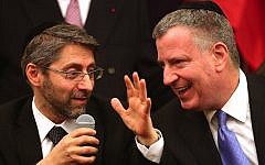 French Chief Rabbi Haim Korsia, left, and New York City Mayor Bill de Blasio at Park East Synagogue in New York, February 19, 2015 (Photo credit: Spencer Platt/Getty Images/JTA)
