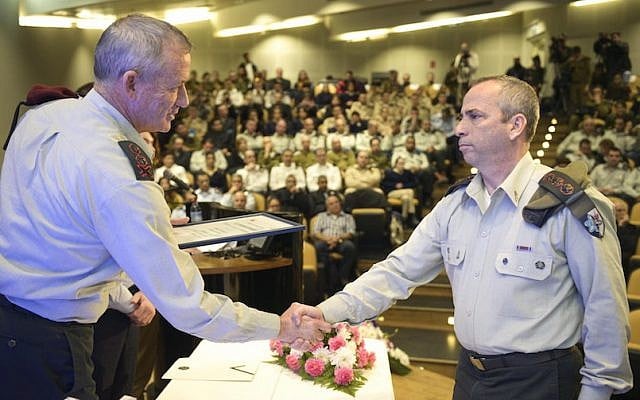 Matzpen commander Col. Avner Ziv (R) receives an award on behalf of his unit from former IDF Chief of Staff Benny Gantz, January 15, 2015 (Photo credit: Courtesy) Matzpen commander Col. Avner Ziv (R) receives an award on behalf of his unit from former IDF Chief of Staff Benny Gantz, January 15, 2015 (Photo credit: Courtesy)