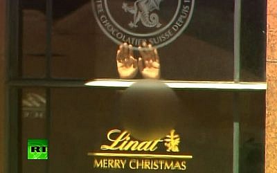 The hands of a hostage seen held up against the window of the Lindt chocolate store after a gunman took captives leading to a standoff with police, December 15, 2014, Sydney, Australia. (screen capture:YouTube/RT)