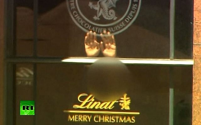 The hands of a hostage seen held up against the window of the Lindt chocolate store after a gunman took captives leading to a standoff with police, December 15, 2014, Sydney, Australia. (screen capture:YouTube/RT) The hands of a hostage seen held up against the window of the Lindt chocolate store after a gunman took captives leading to a standoff with police, December 15, 2014, Sydney, Australia. (screen capture:YouTube/RT)
