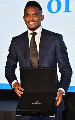 Cameroonian footballer Samuel Eto'o poses with the Medal of Tolerance at a gala in London, on March 9, 2015 (AFP PHOTO / BEN STANSALL)