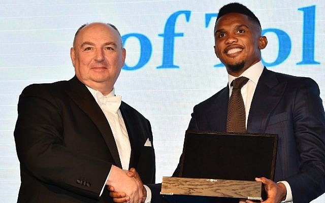 Cameroonian footballer Samuel Eto'o (R) is presented with the Medal of Tolerance by President of the European Council on Tolerance and Reconciliation (ECTR), Moshe Kantor at a gala in London, on March 9, 2015 (AFP PHOTO / BEN STANSALL) Cameroonian footballer Samuel Eto'o (R) is presented with the Medal of Tolerance by President of the European Council on Tolerance and Reconciliation (ECTR), Moshe Kantor at a gala in London, on March 9, 2015 (AFP PHOTO / BEN STANSALL)