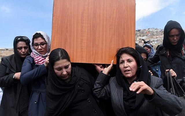 Independent Afghan civil society activist women carry the coffin of Farkhunda, 27, who was lynched by an angry mob in central Kabul on March 22, 2015. (photo credit: AFP PHOTO / Wakil Kohsar)