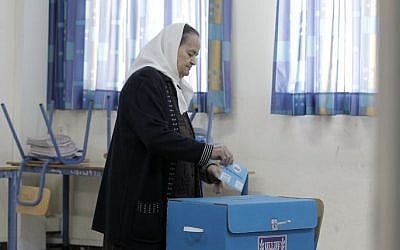 An Arab Israeli woman casts her vote at a polling station in Haifa, on March 17, 2015. (AFP PHOTO / AHMAD GHARABLI)