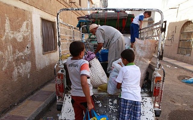 A Yemeni family packs their belongings into the back of a truck in the capital Sanaa as they escape clashes in the city, March 29, 2015. (photo credit: AFP/MOHAMMED HUWAIS) A Yemeni family packs their belongings into the back of a truck in the capital Sanaa as they escape clashes in the city, March 29, 2015. (photo credit: AFP/MOHAMMED HUWAIS)