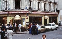 People stand in front of the Chez Jo Goldenberg restaurant in Paris on August 11, 1982, two days after the Jewish delicatessen was attacked by terrorists. (AFP / JOEL ROBINE)