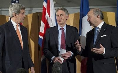 US Secretary of State John Kerry (L), British Foreign Secretary Philip Hammond (C) and French Foreign Minister Laurent Fabius (L) talk after Secretary Hammond made a statement about their meeting regarding recent negotiations with Iran, in London on March 21, 2015 (AFP PHOTO / POOL / BRIAN SNYDER) US Secretary of State John Kerry (L), British Foreign Secretary Philip Hammond (C) and French Foreign Minister Laurent Fabius (L) talk after Secretary Hammond made a statement about their meeting regarding recent negotiations with Iran, in London on March 21, 2015 (AFP PHOTO / POOL / BRIAN SNYDER)