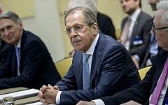Russian Foreign Minister Sergey Lavrov and others wait for a P5+1 meeting at the Beau-Rivage Palace Hotel in Lausanne, Switzerland, on March 28, 2015. (AFP/Brendan Smialowski, Pool)