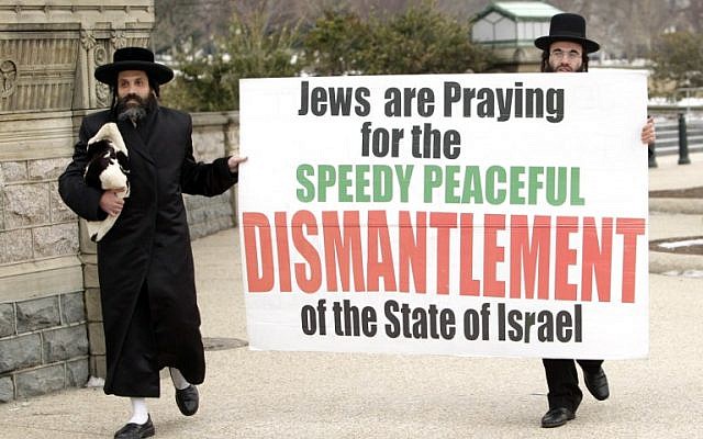 Representatives of the anti-Zionist Neturei Karta sect demonstrate outside the US Capitol on March 3, 2015 in Washington, DC. (photo credit: AFP PHOTO/CHRIS KLEPONIS)