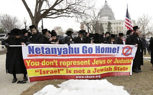 Representatives of the anti-Zionist Neturei Karta sect rally outside the US Capitol on March 3, 2015 in Washington, DC. (photo credit: AFP PHOTO/CHRIS KLEPONIS)