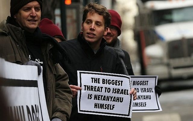 People protest Prime Minister Benjamin Netanyahu as he adresses a joint meeting of Congress, outside of the Israeli Consulate in Manhattan on March 3, 2015 in New York City (Photo credit: Spencer Platt/Getty Images/AFP)