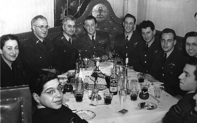 A Passover seder, hosted by the Jewish chaplaincy service of the Canadian Army during World War II. (Canadian Jewish Congress Charities Committee National Archives)