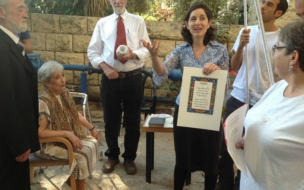 Rabbi Miriam C. Berkowitz, chaplain at the St Louis French Hospital, performing a wedding at a nursing home. (courtesy) Rabbi Miriam C. Berkowitz, chaplain at the St Louis French Hospital, performing a wedding at a nursing home. (courtesy)
