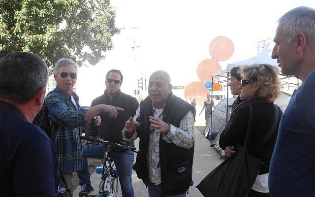 Passersby argue about candidates and the economy on Monday afternoon next to the tent protest on Rothschild Boulevard. (Melanie Lidman/Times of Israel) Passersby argue about candidates and the economy on Monday afternoon, March 2, 2015, next to the tent protest on Rothschild Boulevard. (Melanie Lidman/Times of Israel)