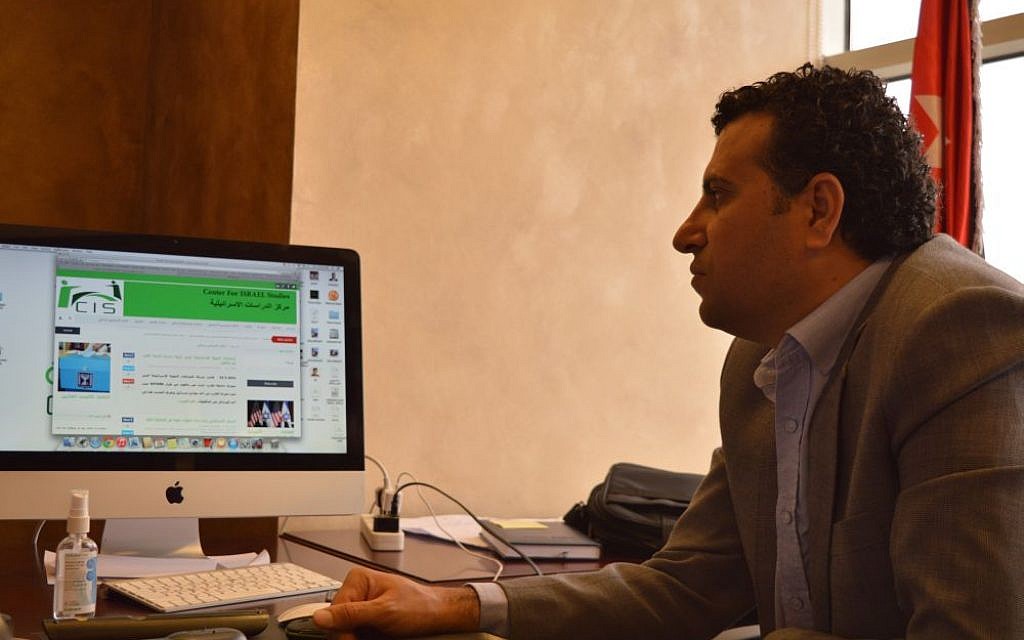 Dr Abdullah Swalha points to his website at the Center for Israel Studies, Amman, March 29, 2015 (photo credit: Avi Lewis/Times of Israel)