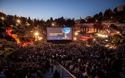 Opening night of the annual Jerusalem Film Festival is always held at Sultan's Pool, under the walls of the Old City. (Uri Lenz/Flash90)