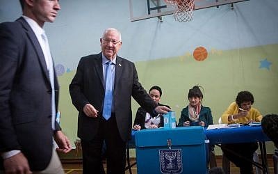 Israeli President Reuven Rivlin casts his vote at a polling station in Jerusalem on March 17, 2015. (Photo credit: Miriam Alster/FLASH90)