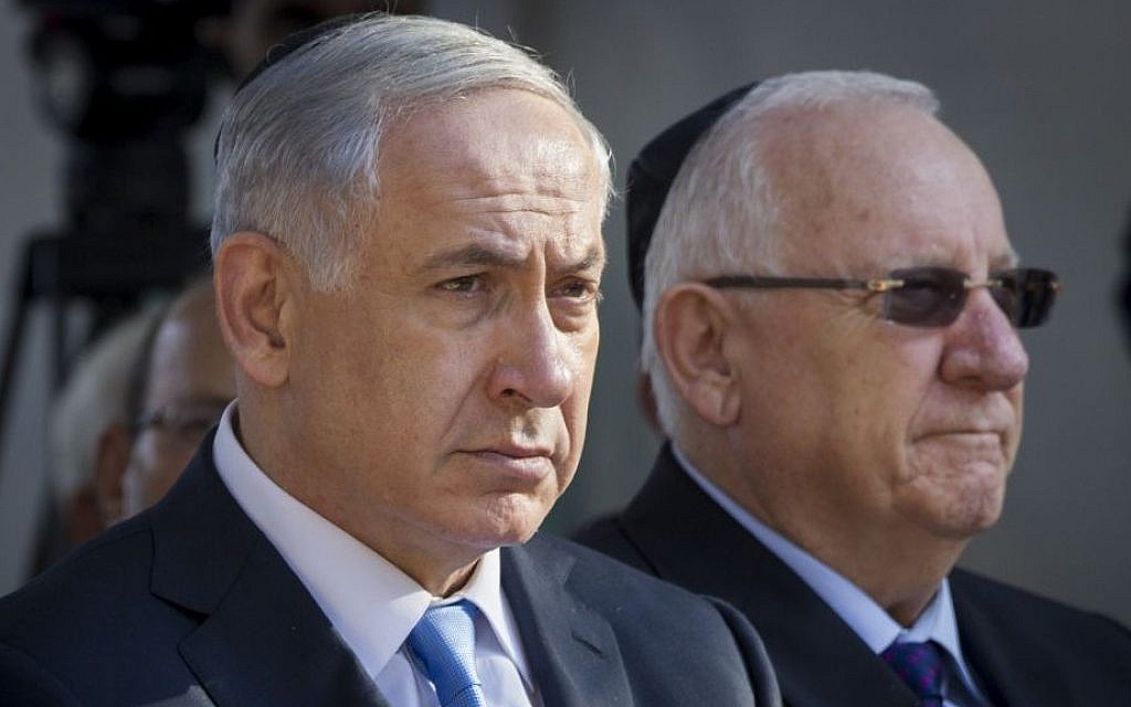 Prime Minister Benjamin Netanyahu and President Reuven Rivlin at a state memorial service for former tourism minister Rehavam Ze'evi, October 23, 2014. (Miriam Alster/FLASH90)