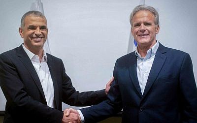 Former Israeli ambassador to the US and new MK Michael Oren (right) with Kulanu party leader Moshe Kahlon. (Photo by Ben Kelmer/Flash90) 