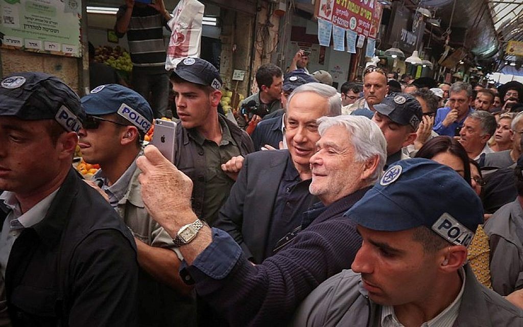 Prime Minister and head of the Likud party Benjamin Netanyahu visits the Jerusalem market on March 9, 2015, Ahead of the upcoming general election on March 17. (photo credit: Flash90)