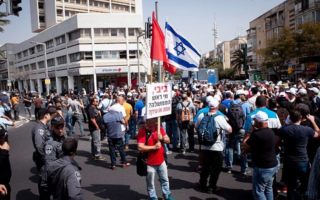Workers protesting in front of ICL's offices in Tel Aviv, March 10, 2015. (photo credit: Amir Levy/FLASH90)
