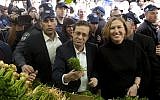 Isaac Herzog (left) and Tzipi Livni (right) check out some produce at the Carmel outdoor market in Tel Aviv, on March 12, 2015. (photo credit: Amir Levy/Flash90)